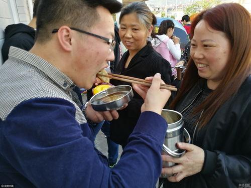 高考减压视频父母吃瓜,父母“吃瓜”助力孩子轻松迎考