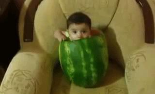 儿童在家吃瓜,宝贝们在家快乐吃瓜记