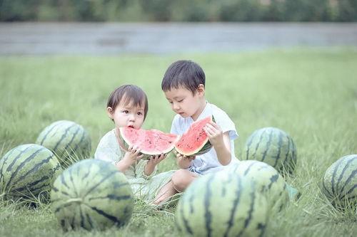 儿童吃瓜拍摄,小宝贝欢乐吃瓜瞬间
