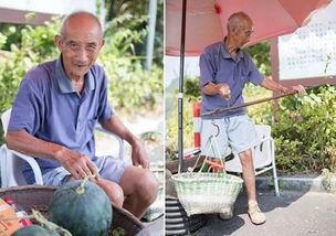 两个老头吃瓜,两位老者共享夏日清凉