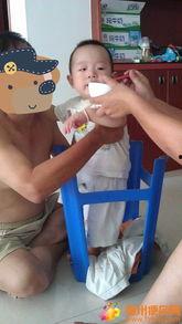 坐在椅子上吃瓜