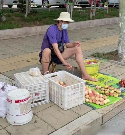 新乡外卖员吃瓜视频,吃瓜视频引发网友热议