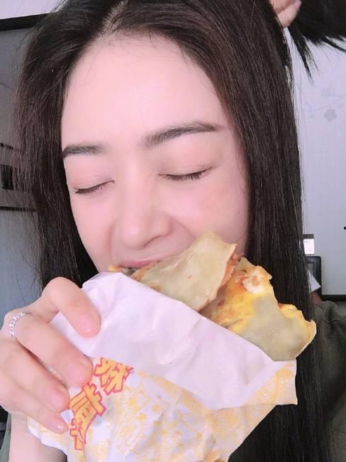 蒋欣吃蛇瓜,勇敢尝鲜蛇瓜记