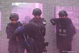 警察打死吃瓜,吃瓜群众目睹警察致命一击