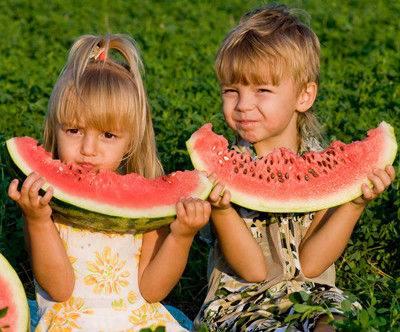 裹着被子吃瓜,裹被吃瓜的惬意时光