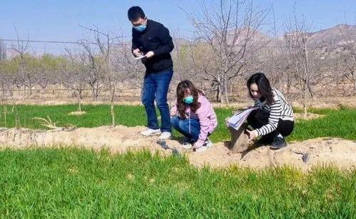 躺花田里吃瓜,悠然自得，尽享夏日吃瓜时光