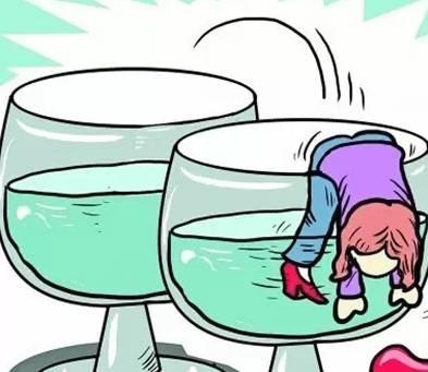 喝醉强撑吃瓜