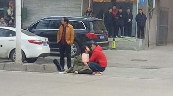 蹲马路吃瓜群众,蹲马路吃瓜群众，揭秘都市生活百态