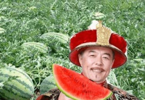 夫妻路边吃瓜,一段温馨的夏日时光